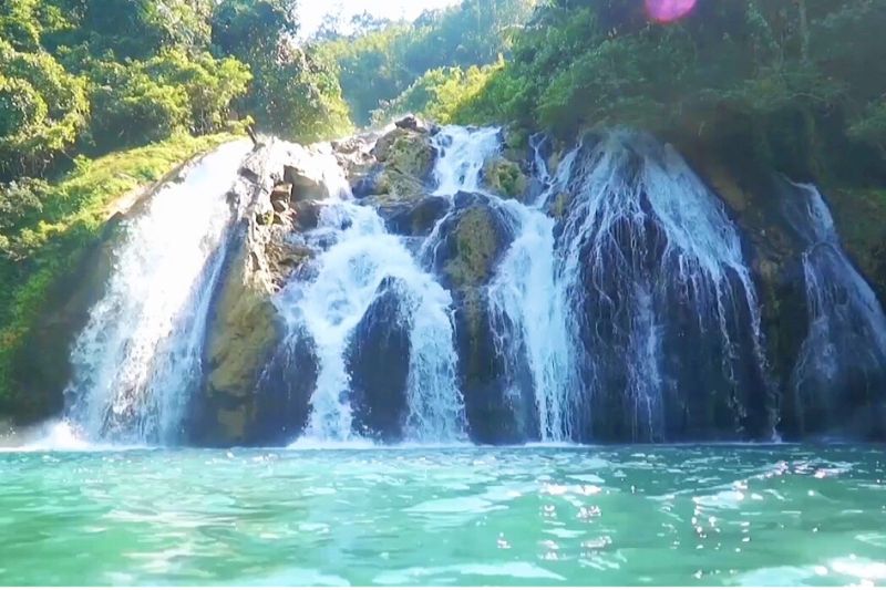 Explore the pristine Ta Puong waterfall among the mountains and forests of Quang Tri